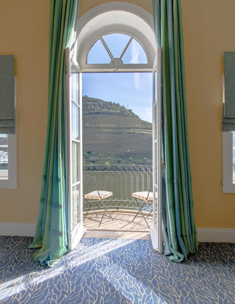 Hotel The Vintage House - Douro Pinhão Exteriér fotografie A view of the balcony of a suite at the Cape Heritage