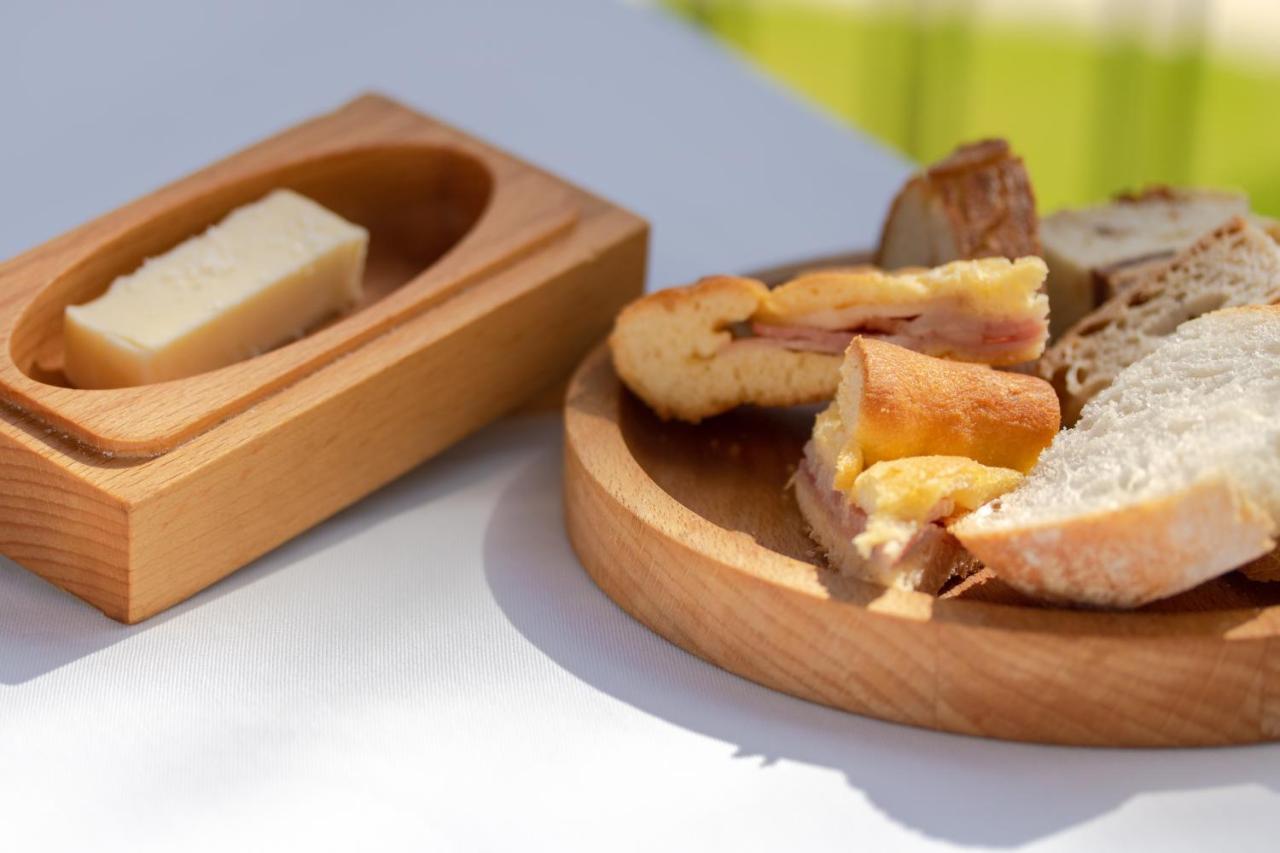Hotel The Vintage House - Douro Pinhão Exteriér fotografie A typical Italian bread with olive oil and ham