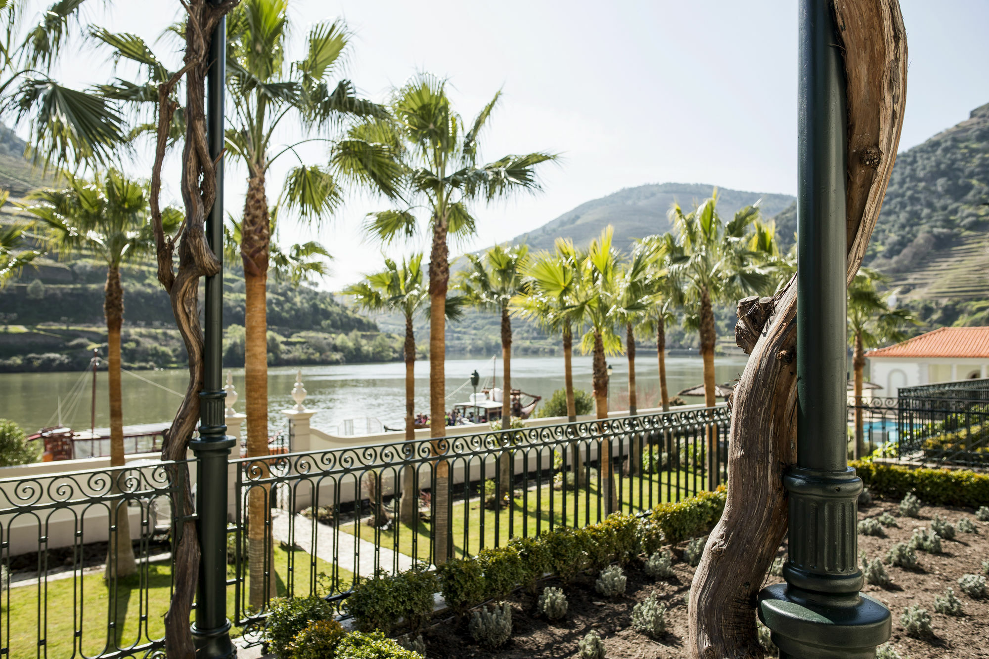 Hotel The Vintage House - Douro Pinhão Exteriér fotografie The lake at the center of the resort
